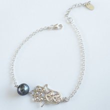 Armband med grå odlade pärlor och Fatmas hand på 925 silverkedja