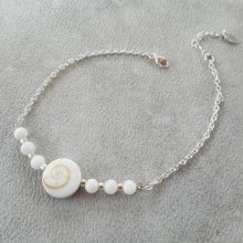 Armband av St Lucie's eye och pärlemorspärlor på en kedja i 925 silver.