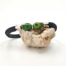 Armband med dubbla dödskallar och korsben med gröna stenar på svart rep