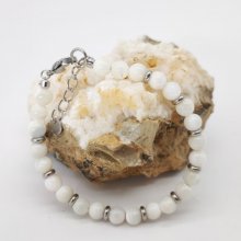 Armband i vit pärlemor och rostfritt stål