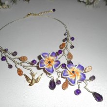 Luftigt halsband med hibiskusblommor och lila kristallpärlor