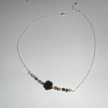 Rosa halsband med svart gorgonian och små agater på 925 silverkedja.