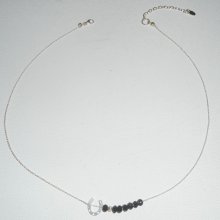 Halsband i 925 silver med liten hästsko och svarta kristallpärlor