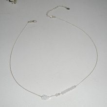 Halsband i 925 silver med små vingar och vita kristallpärlor