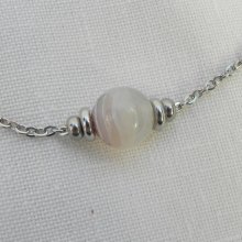 Solitärhalsband med grå agatsten och pärlor i rostfritt stål
