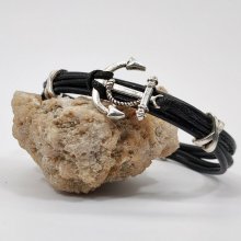 Läderarmband med flera strängar för män med silverfärgat ankare i metall