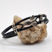 Armband för män i svart läder med flera strängar och fiskar i silvermetall
