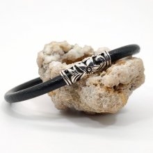 Floralt armband på svart läderlina