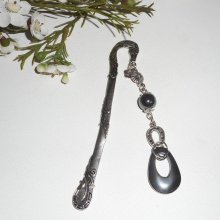Bokmärke med liten silverhästsko och hematitstenar