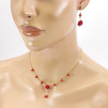 Halsband och örhängen med röda gorgonian rosor